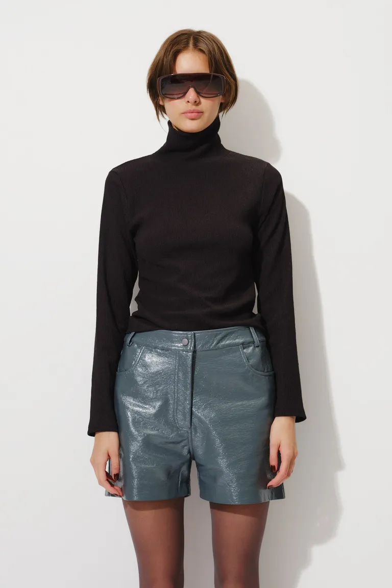 Short de simil cuero con bolsillos frontales y traseros, cierre con broche a presión y diseño clásico de Mishka en Shorts para argentina