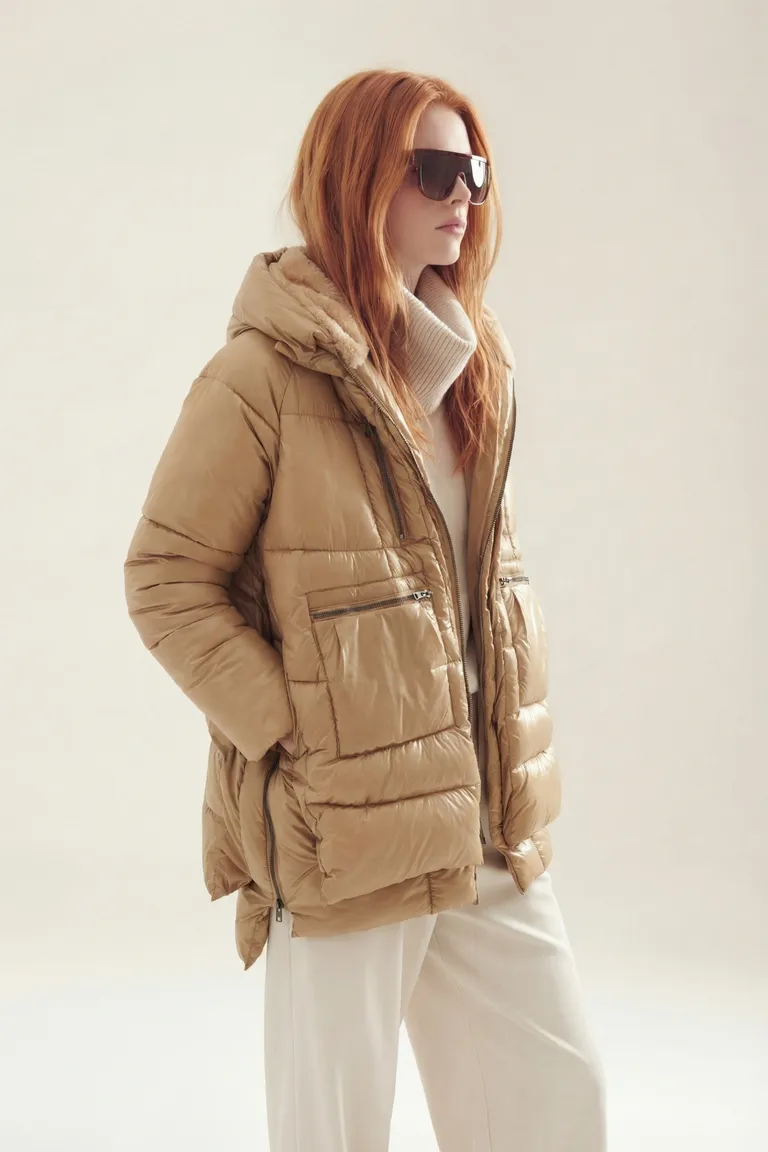 Campera acolchada de invierno con capucha, cierre frontal y bolsillos laterales de diseño moderno de Akiabara en Chaquetas para argentina