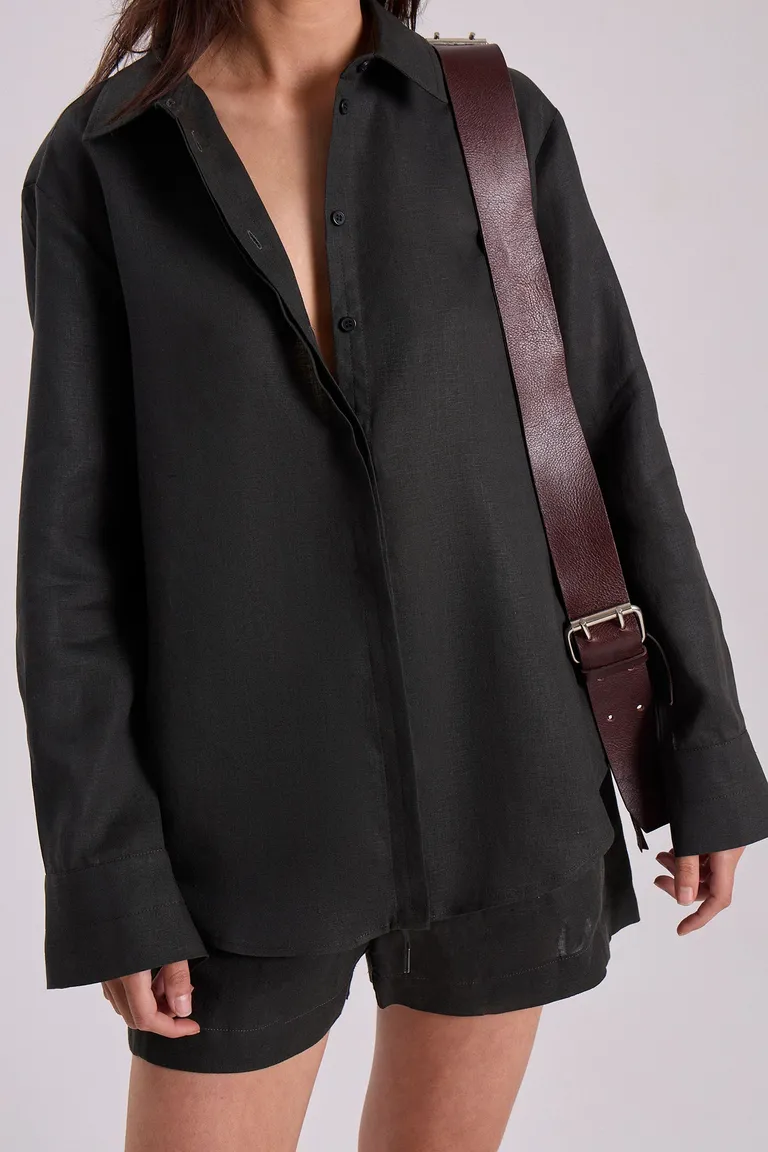 Camisa recta de lino negro con detalles de bordado y bolsillo de Maria Cher en Camisas para argentina