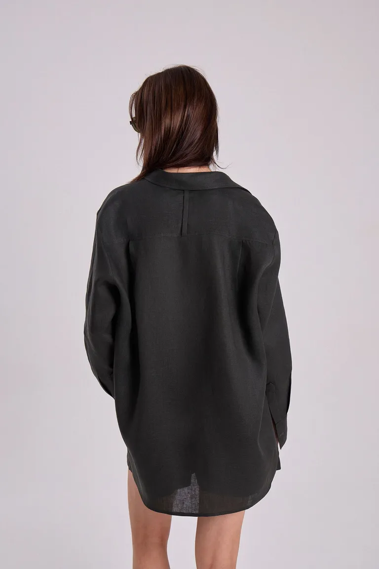 Camisa recta de lino negro con detalles de bordado y bolsillo de Maria Cher en Camisas para argentina