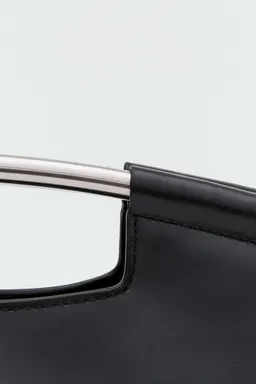 Bolso cuero asa metálica de Mango en Bolsos y Carteras para argentina