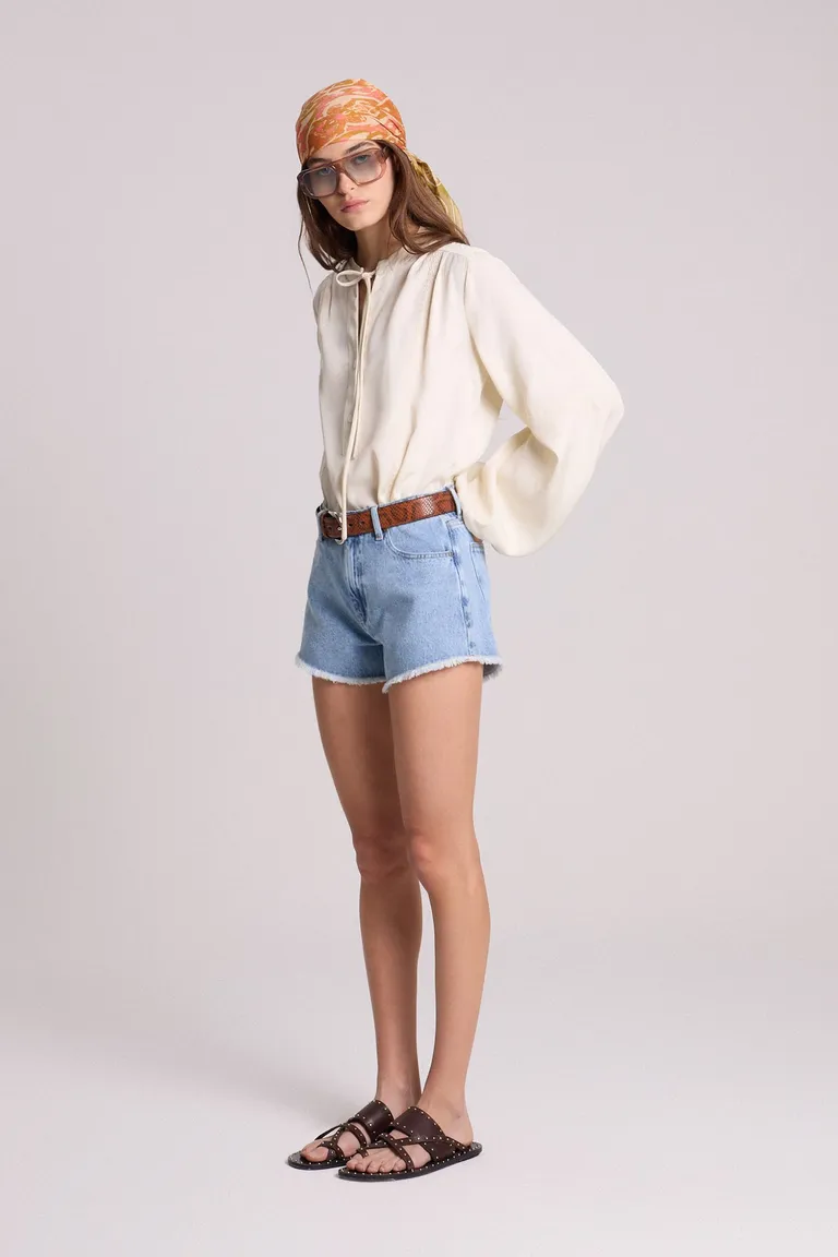 Shorts de denim de corte medio bajo con ruedo deshilachado de Maria Cher en Shorts para argentina
