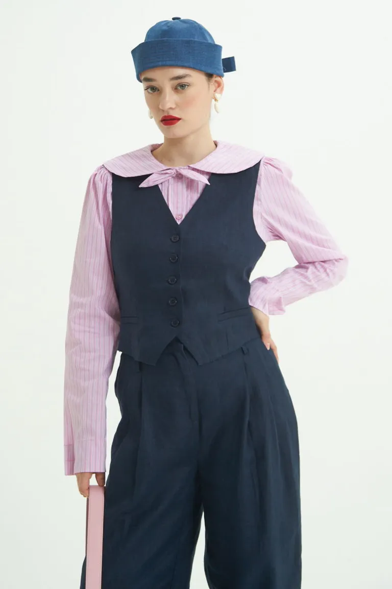 Chaleco de corte clásico en negro para un estilo elegante y versátil de Las Pepas en Chalecos para argentina
