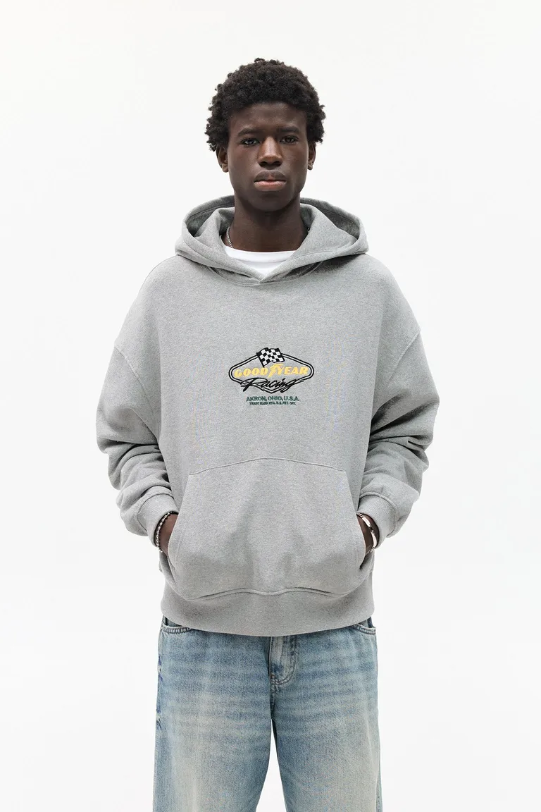 Sudadera capucha goodyear de Pull&Bear en Buzos y Sweaters para argentina