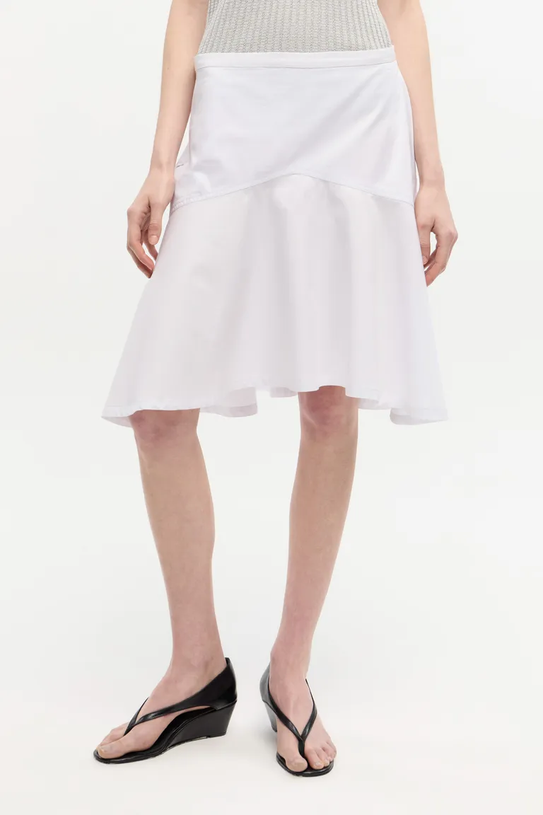 Pollera midi de poplín con recorte y cierre lateral para un estilo elegante y versátil de Ay Not Dead en Faldas para argentina