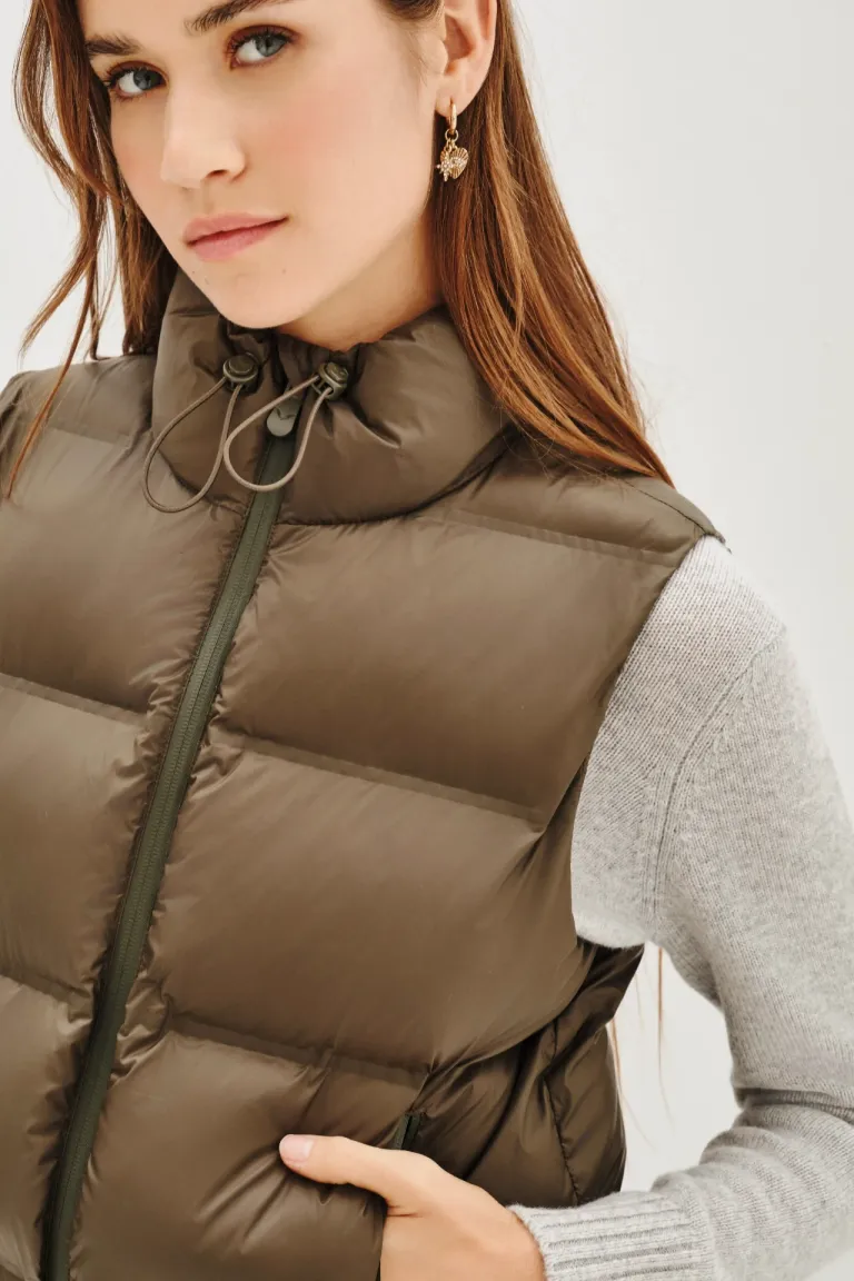 Chaleco acolchado con cuello alto y ajuste regulable en la cintura para mujer de Rapsodia en Chalecos para argentina