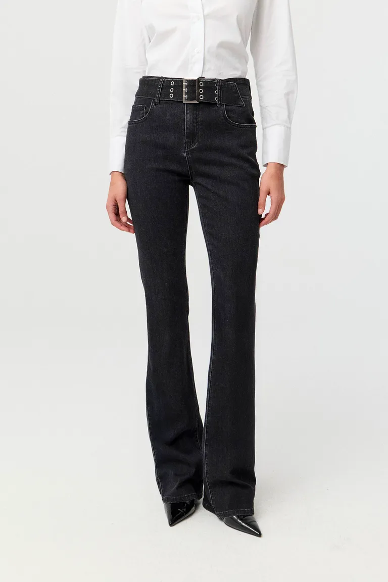 Pantalón de tiro medio con pierna flare, corte ajustado y cinturón con hebilla de ojalillos metálicos de Markova en Pantalones para argentina