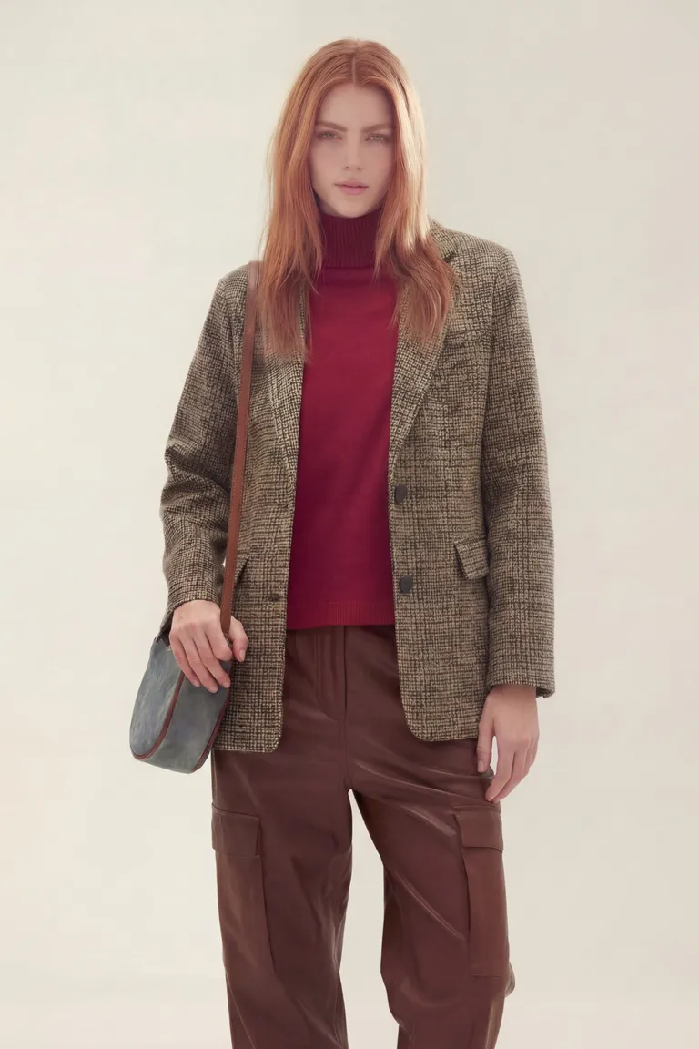 Remera de manga larga con cuello alto y corte entallado de Akiabara en Remeras para argentina