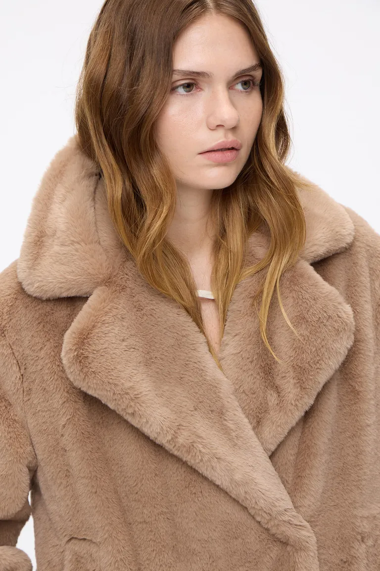 Chaqueta corta de textura de peluche con solapas amplias y bolsillos delanteros de Cuesta Blanca en Chaquetas para argentina