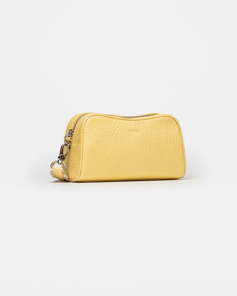 Elegante bolso bandolera de cuero graneado en un diseño veraniego y actualizado de Prüne en Bolsos y Carteras para argentina