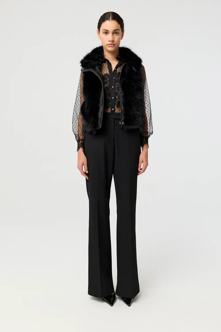 Chaleco sin mangas con cierre central y detalle de pelo con cartera en efecto cuero de Markova en Chalecos para argentina