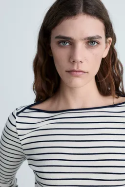 Remera rayas cuello barco de Mango en Buzos y Sweaters para argentina