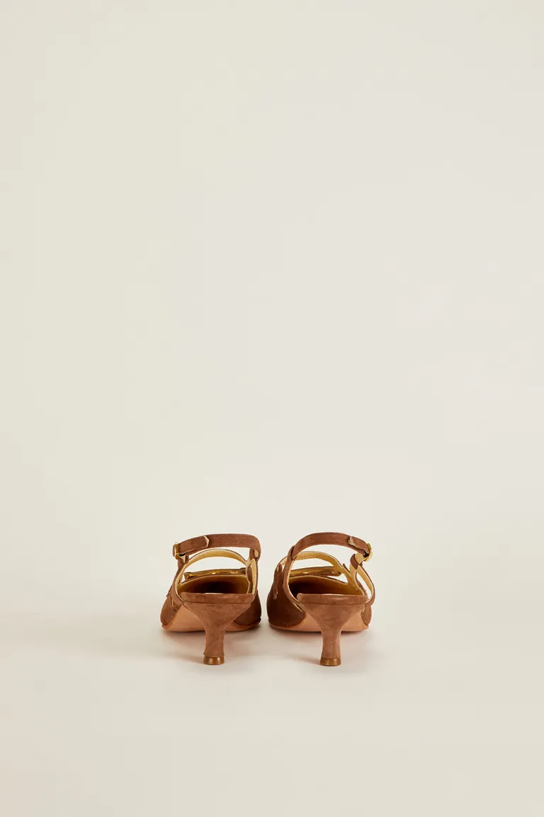 Zapato de taco bajo con hebilla metálica - Elegancia y confort en un solo paso de Tucci en Zapatos con Tacos para argentina