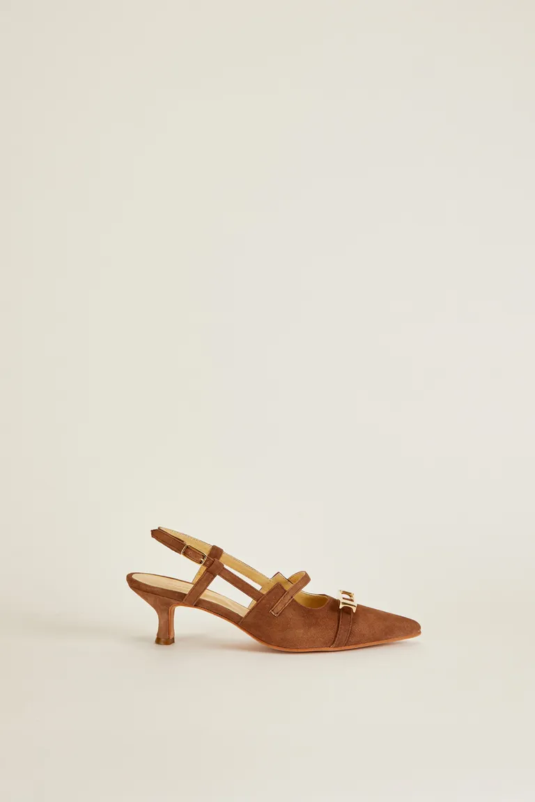 Zapato de taco bajo con hebilla metálica - Elegancia y confort en un solo paso de Tucci en Zapatos con Tacos para argentina