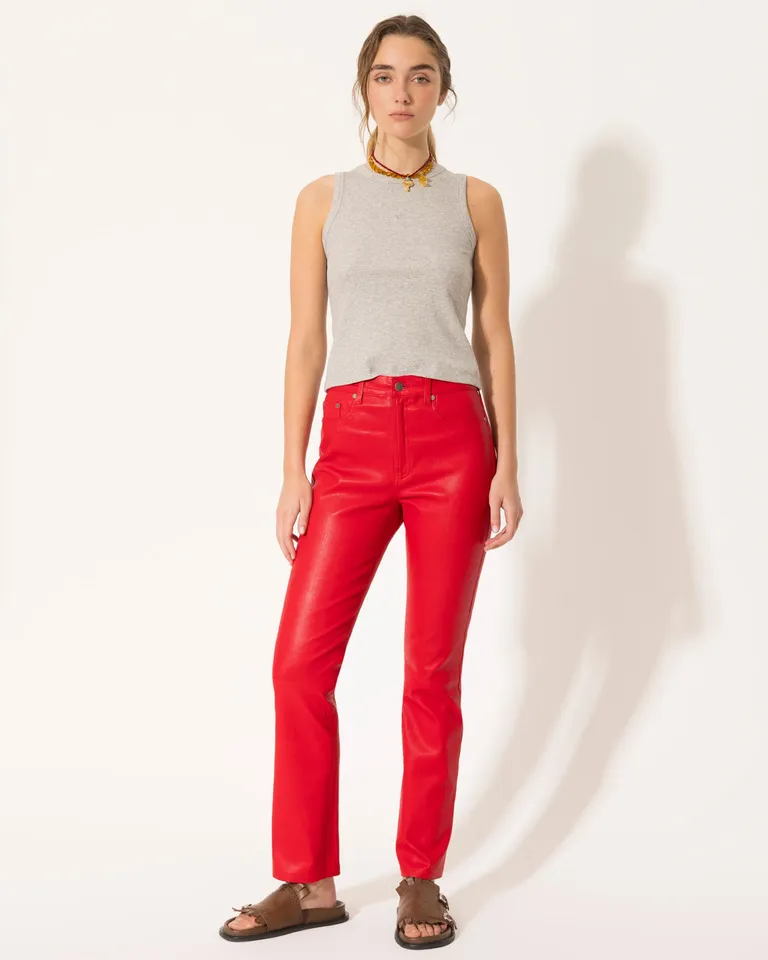 Pantalón de cuero rojo de corte recto y elástico en la cintura para una figura estilizada de Jazmin Chebar en Pantalones para argentina