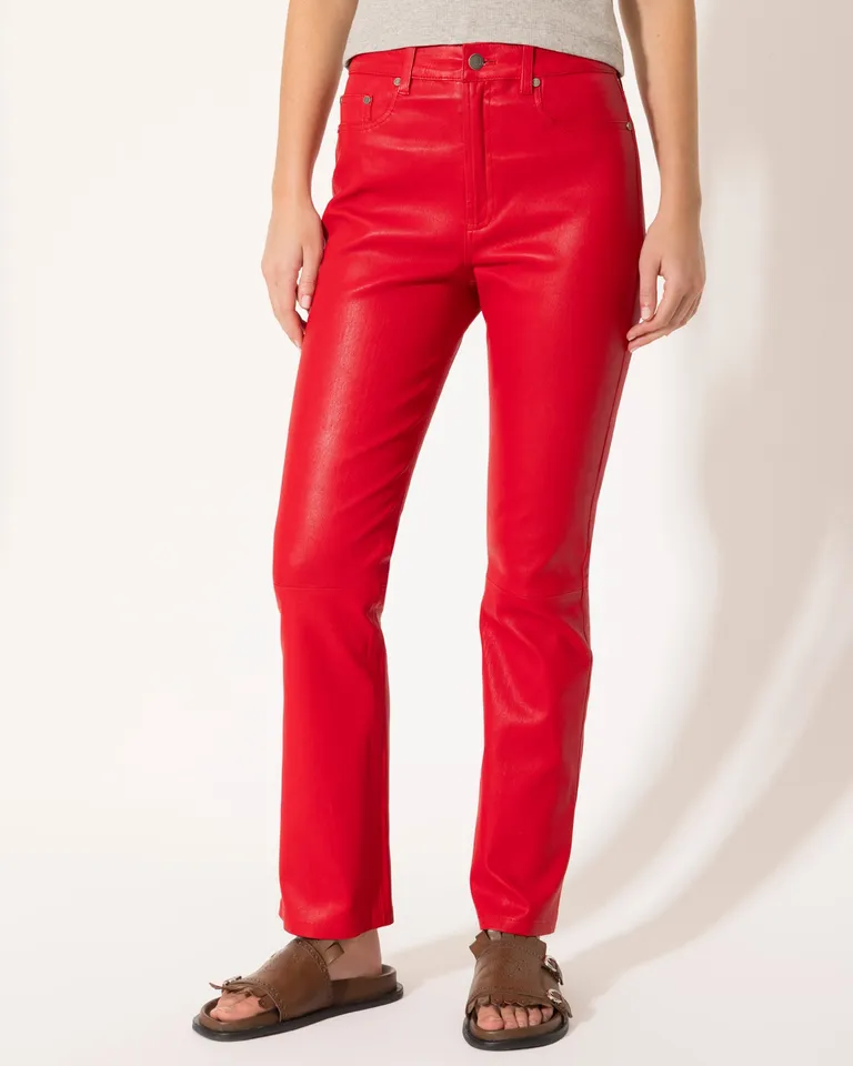 Pantalón de cuero rojo de corte recto y elástico en la cintura para una figura estilizada de Jazmin Chebar en Pantalones para argentina