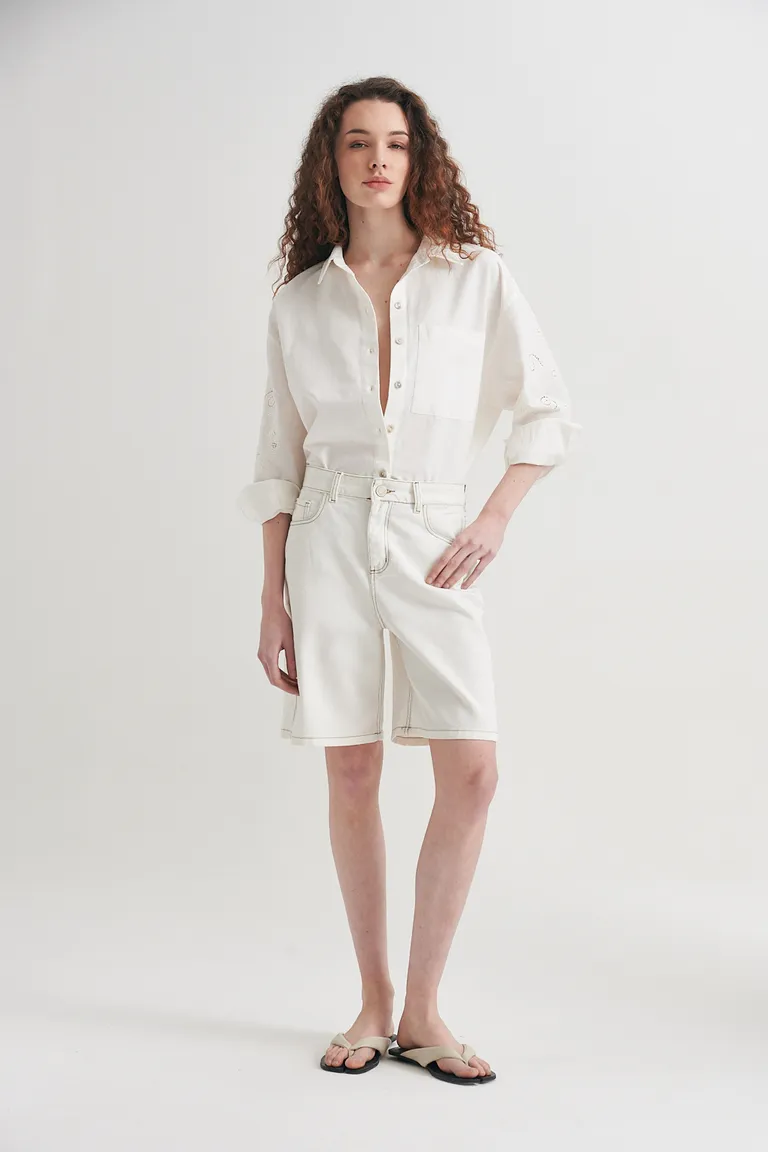 Shorts de corte recto y largo a la rodilla en denim blanco, con bolsillos y cierre con botón de Sweet en Shorts para argentina