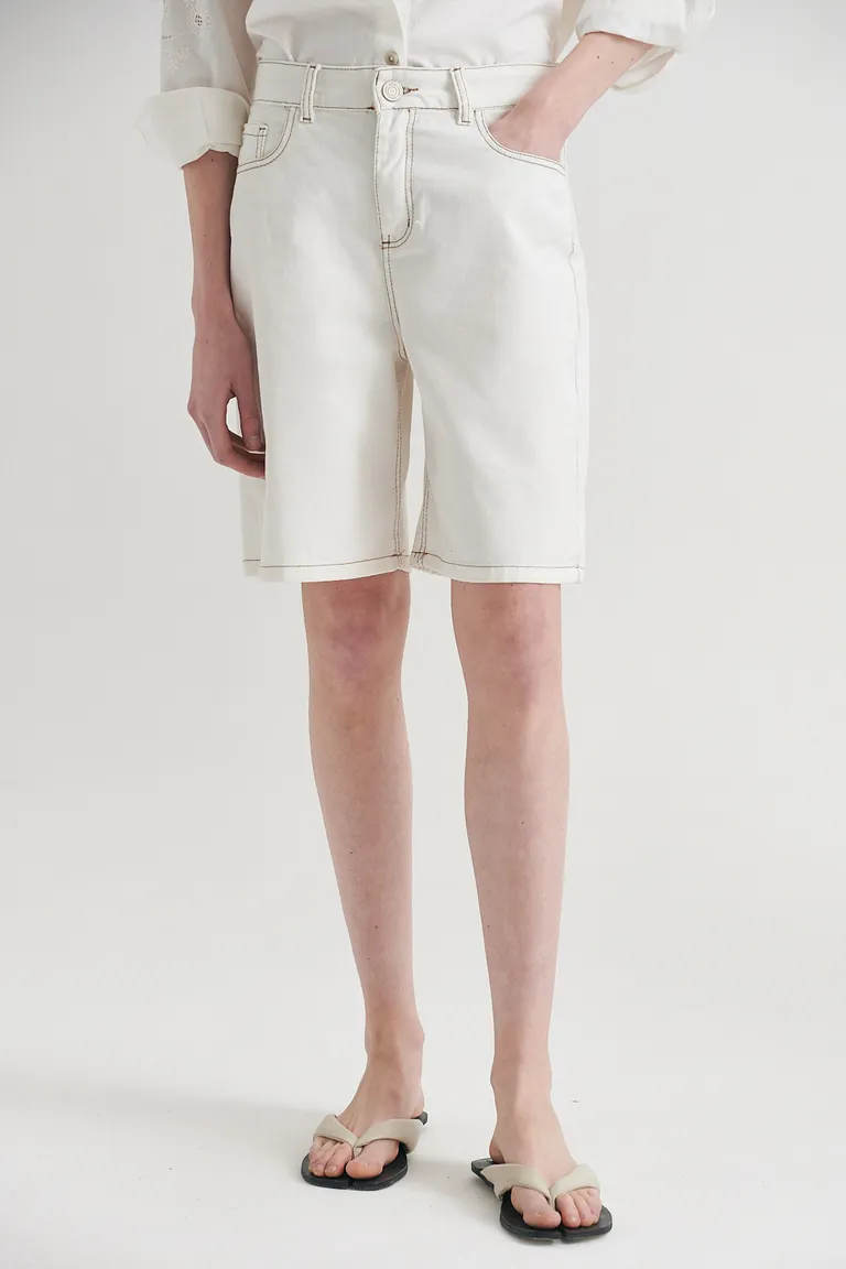 Shorts de corte recto y largo a la rodilla en denim blanco, con bolsillos y cierre con botón de Sweet en Shorts para argentina