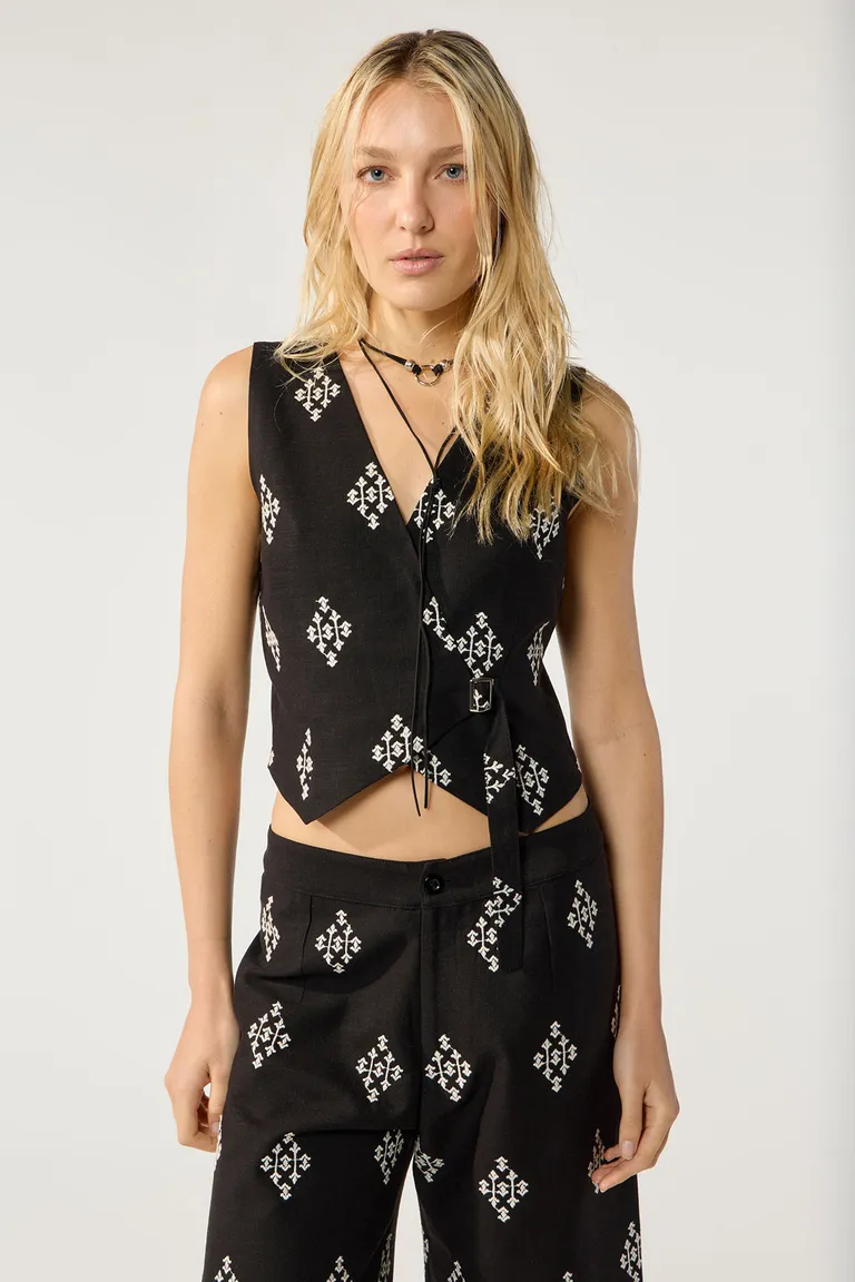 Sofisticado chaleco de lino bordado con detalles metálicos para mujer de Cuesta Blanca en Chalecos para argentina