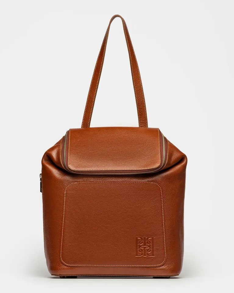 Mochila de cuero marrón con diseño distintivo y práctico de Prüne en Mochilas para argentina