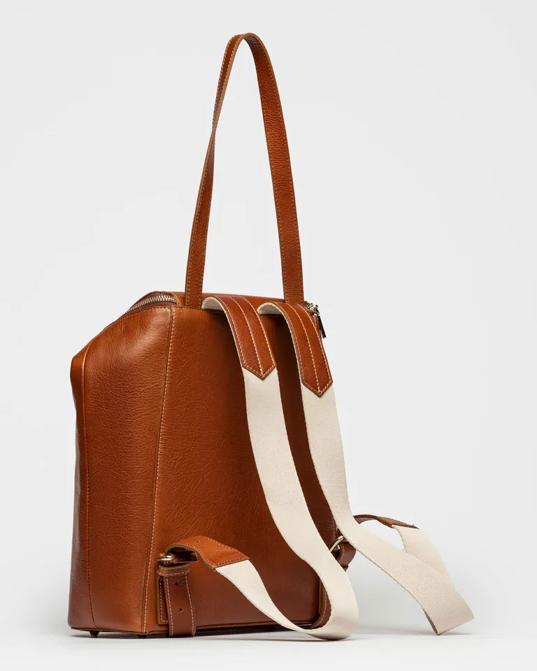 Mochila de cuero marrón con diseño distintivo y práctico de Prüne en Mochilas para argentina