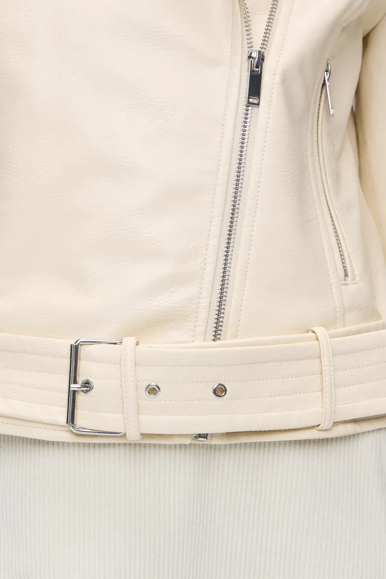 Campera estilo biker con cierre metálico frontal, charreteras y cinturón ajustable en cintura de Cuesta Blanca en Chaquetas para argentina