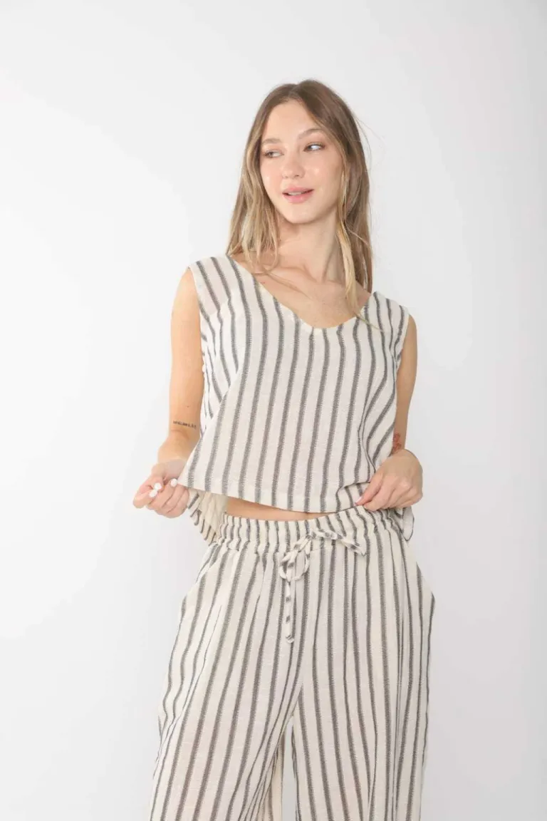 Blusa amplia de bambula rayada con escote en V y pinzas laterales de Belle en Blusas para argentina