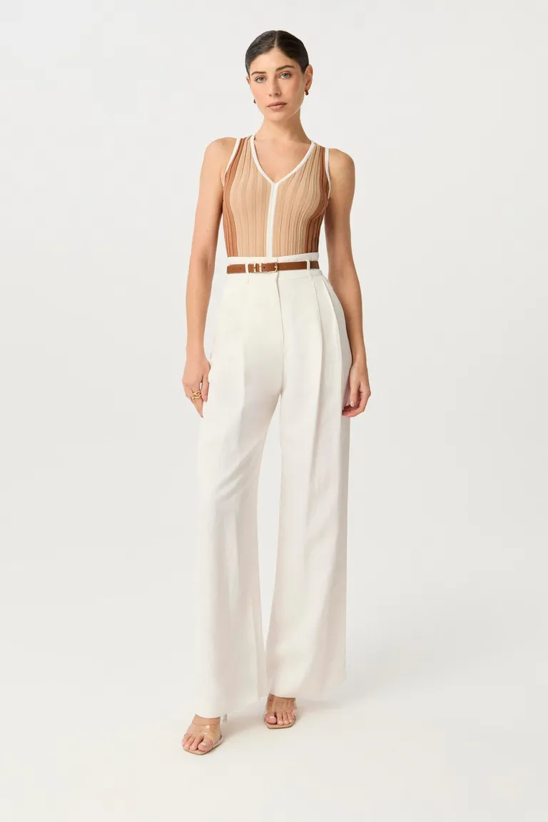 Top tejido con escote en V y efecto tricolor para un estilo veraniego y sofisticado de Markova en Tops para argentina