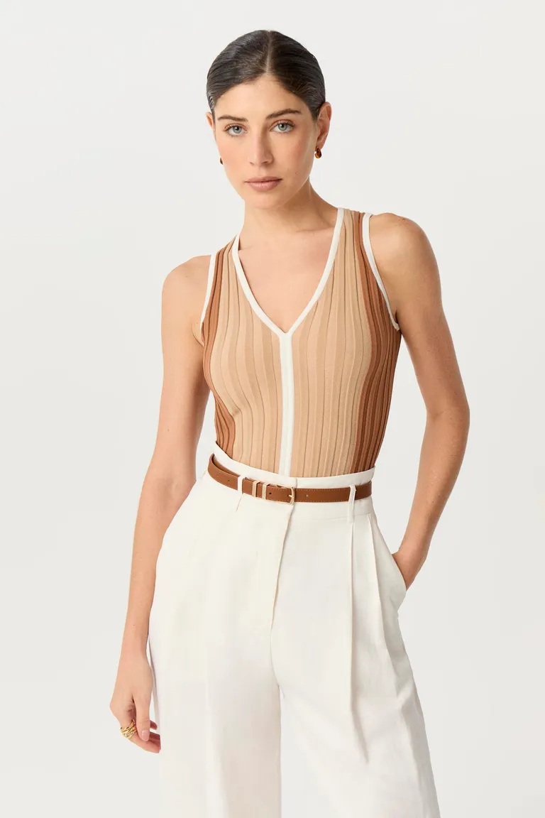 Top tejido con escote en V y efecto tricolor para un estilo veraniego y sofisticado de Markova en Tops para argentina