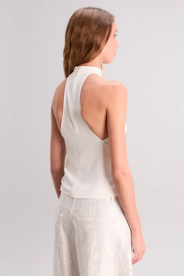 Top de corte slim con cuello halter alto y espalda deportiva en sedita de Kosiuko en Tops para argentina