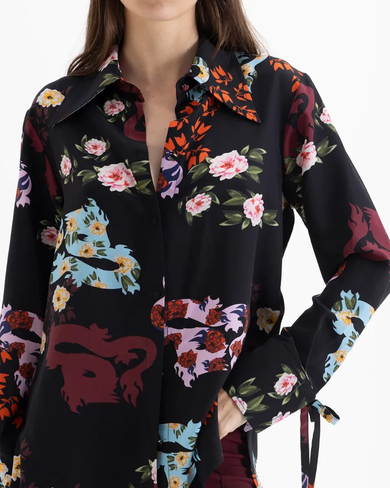 Camisa femenina de mangas largas con estampado floreado y figuras y lazos ajustables en puños de Jazmin Chebar en Camisas para argentina