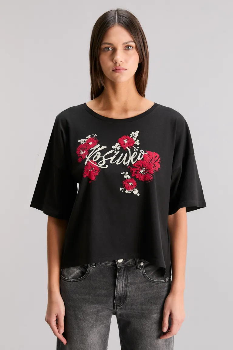 Remera de algodón con estampa floral y detalles bordados en diseño moderno de Kosiuko en Remeras para argentina