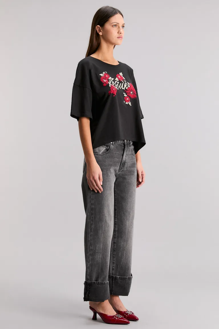 Remera de algodón con estampa floral y detalles bordados en diseño moderno de Kosiuko en Remeras para argentina