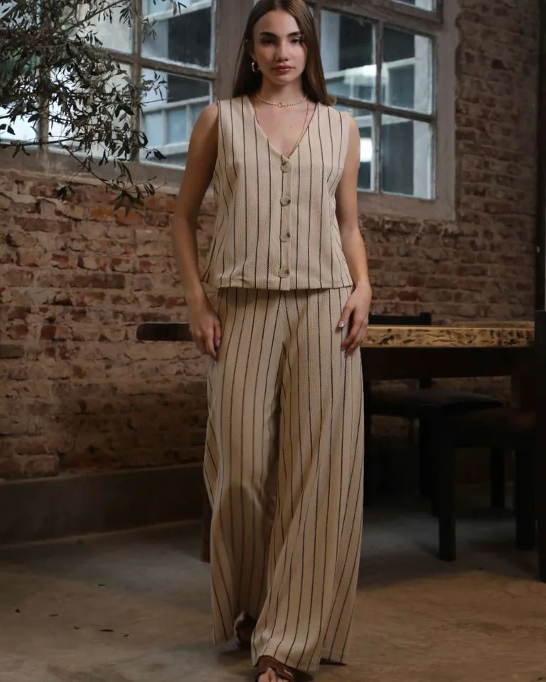 Pantalón palazzo de crep rayado para mujer, prenda versátil y cómoda de Hesed en Pantalones para argentina