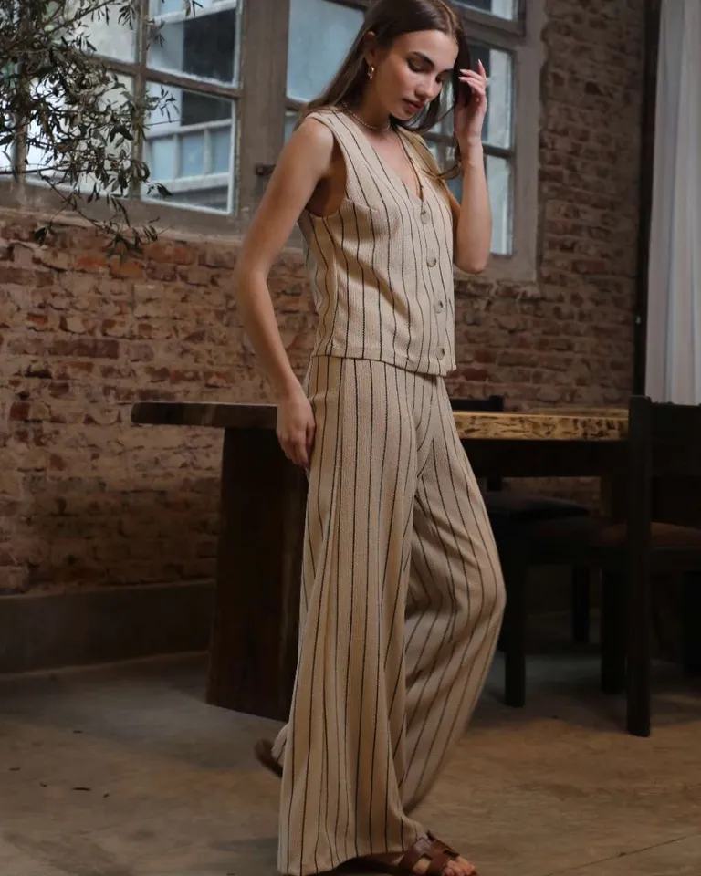 Pantalón palazzo de crep rayado para mujer, prenda versátil y cómoda de Hesed en Pantalones para argentina