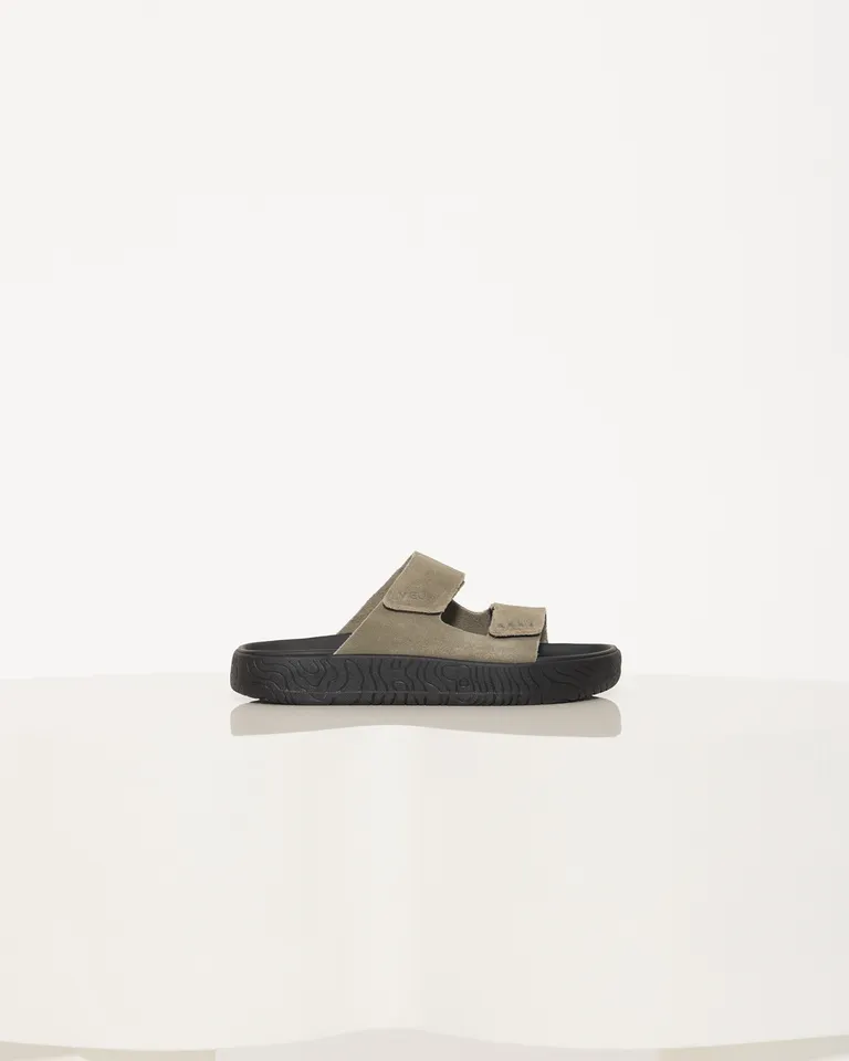 Sandalias minimalistas y cómodas, perfectas para un estilo casual y urbano de Jazmin Chebar en Sandalias para argentina