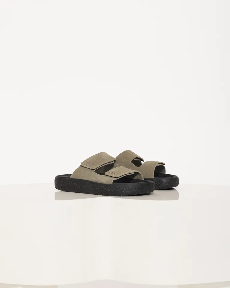 Sandalias minimalistas y cómodas, perfectas para un estilo casual y urbano de Jazmin Chebar en Sandalias para argentina