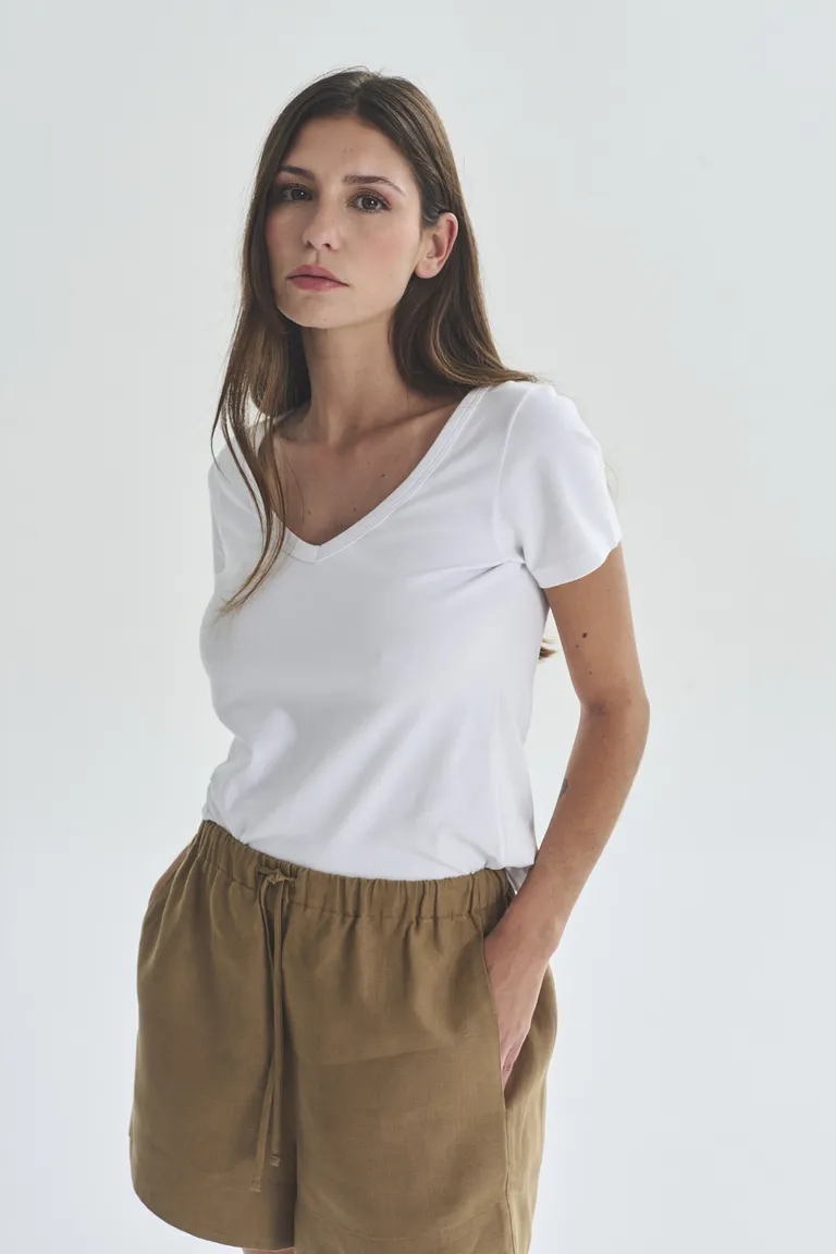 Remera básica de corte relajado en color blanco para mujer de Akiabara en Remeras para argentina