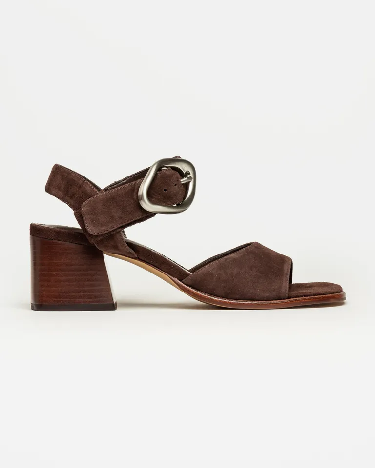 Sandalias de tacón medio en gamuza marrón con detalles metálicos y plantilla acolchada de Prüne en Sandalias para argentina