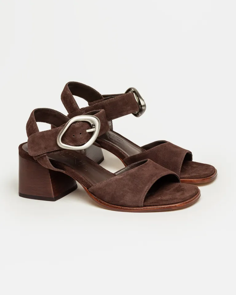 Sandalias de tacón medio en gamuza marrón con detalles metálicos y plantilla acolchada de Prüne en Sandalias para argentina