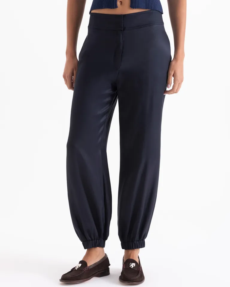 Pantalon de mujer con ajuste elástico en tobillos y bolsillos diagonales en la parte delantera de Jazmin Chebar en Pantalones para argentina