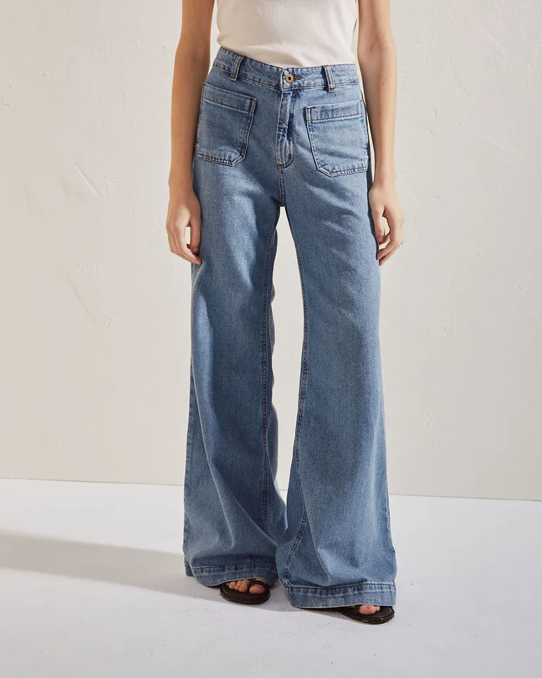 Pantalón jean de corte flare y cintura alta en tonalidad azul claro de Wanama en Pantalones para argentina