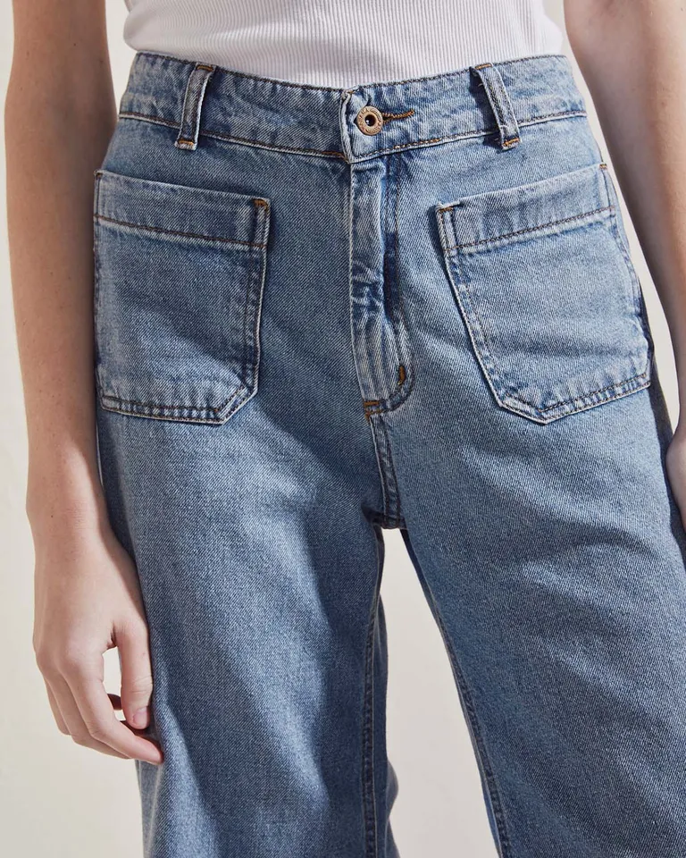 Pantalón jean de corte flare y cintura alta en tonalidad azul claro de Wanama en Pantalones para argentina