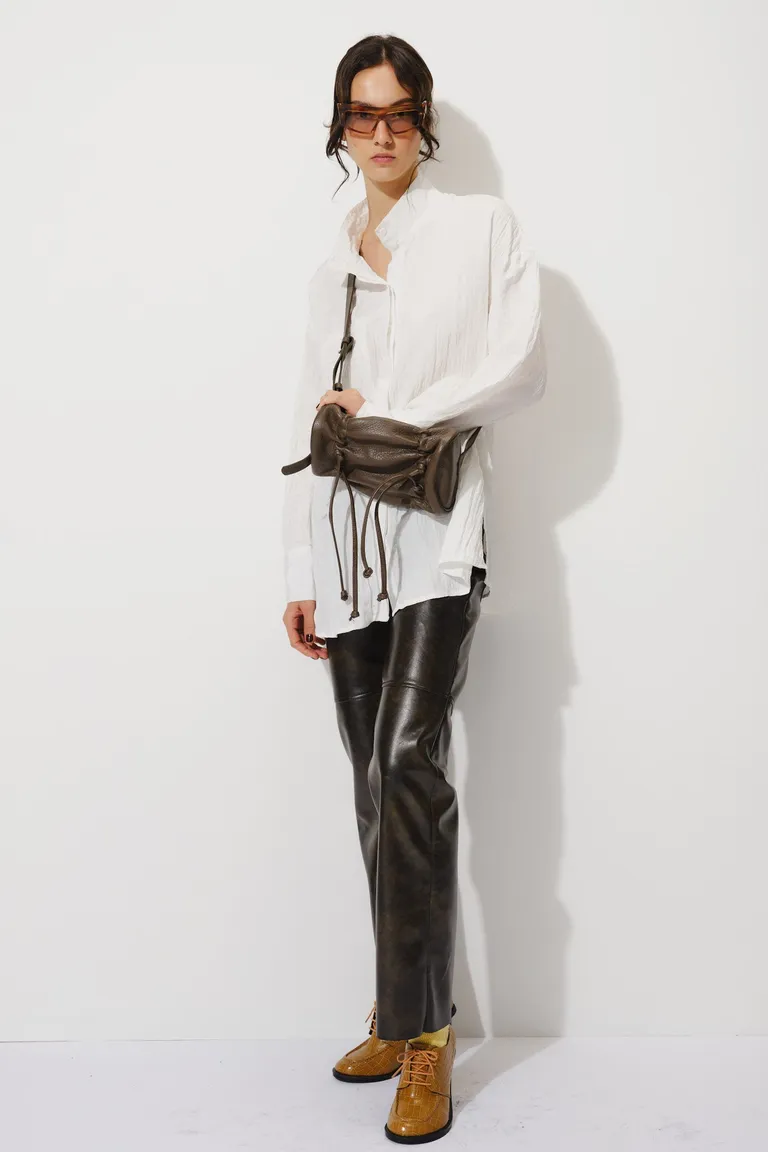 Camisa de mujer con cuello alto, manga larga y bolsillo frontal con cartera oculta de Mishka en Camisas para argentina