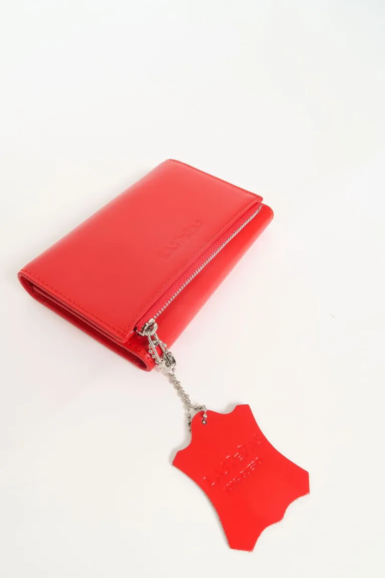 Billetera de cuero roja de tamaño compacto y funcional para mujer de Las Pepas en Billeteras y Monederos para argentina