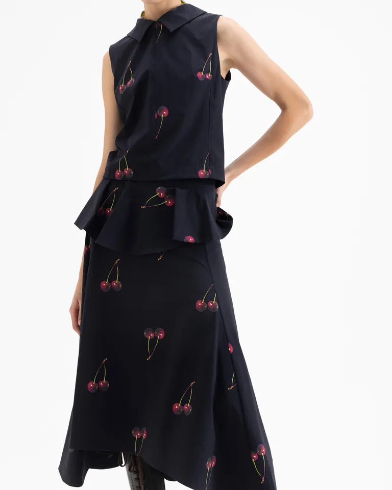 Pollera midi con corte acampanado irregular y estampado de cerezas de Jazmin Chebar en Faldas para argentina