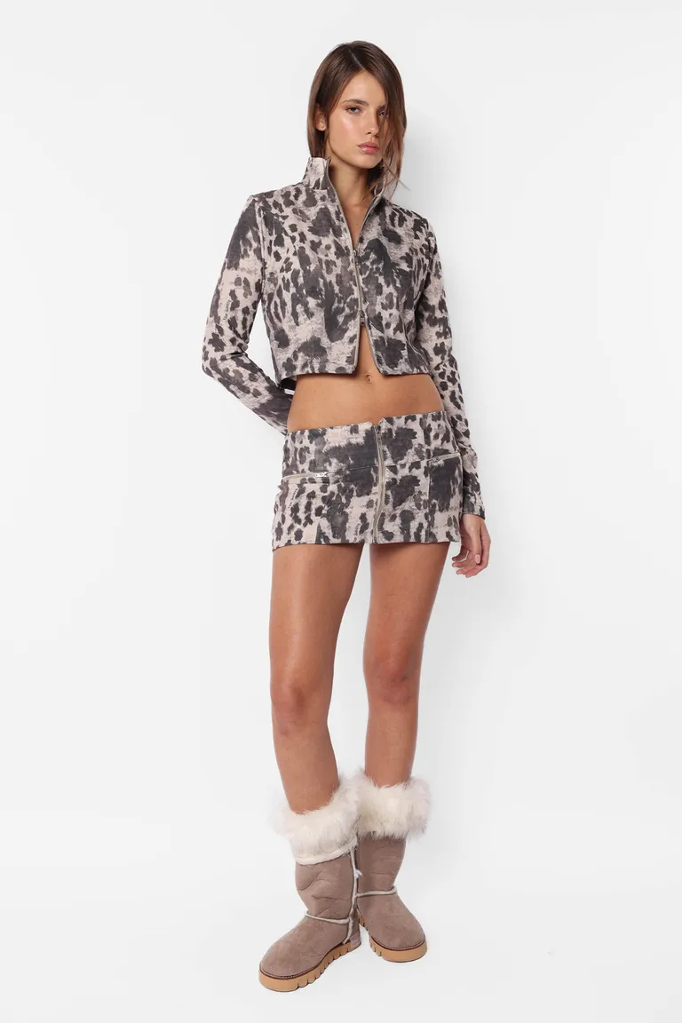 Mini de diseño con estampado exclusivo y detalles modernos de Top White en Shorts para argentina