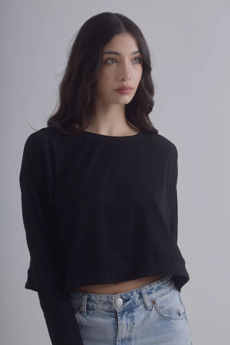 Buzo negro de corte entallado con detalles en la manga de Belle en Buzos y Sweaters para argentina