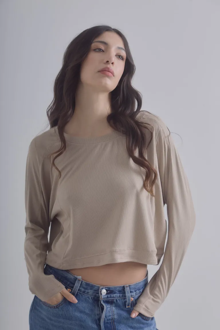 Buzo negro de corte entallado con detalles en la manga de Belle en Buzos y Sweaters para argentina