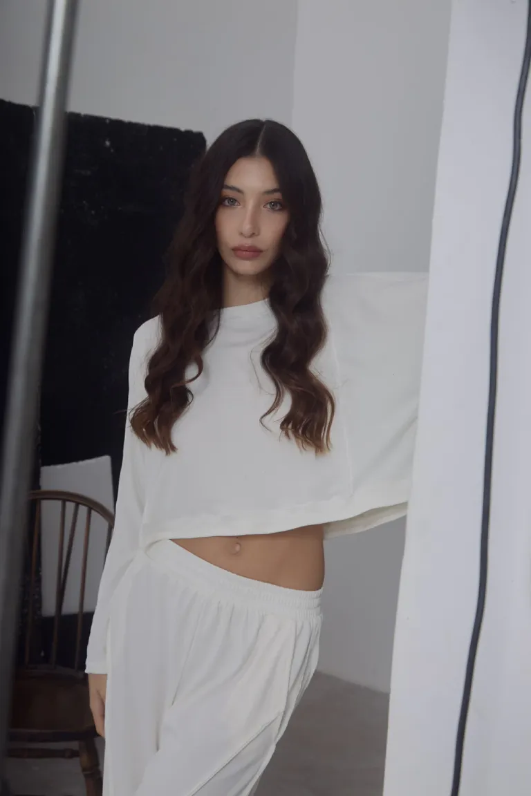 Buzo negro de corte entallado con detalles en la manga de Belle en Buzos y Sweaters para argentina